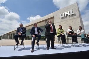 “Estamos muy orgullosos de inaugurar este edificio consagrado a la Educación y a la Universidad Pública”, dijo el rector Enrique Mammarella. Crédito: Mauricio Garín