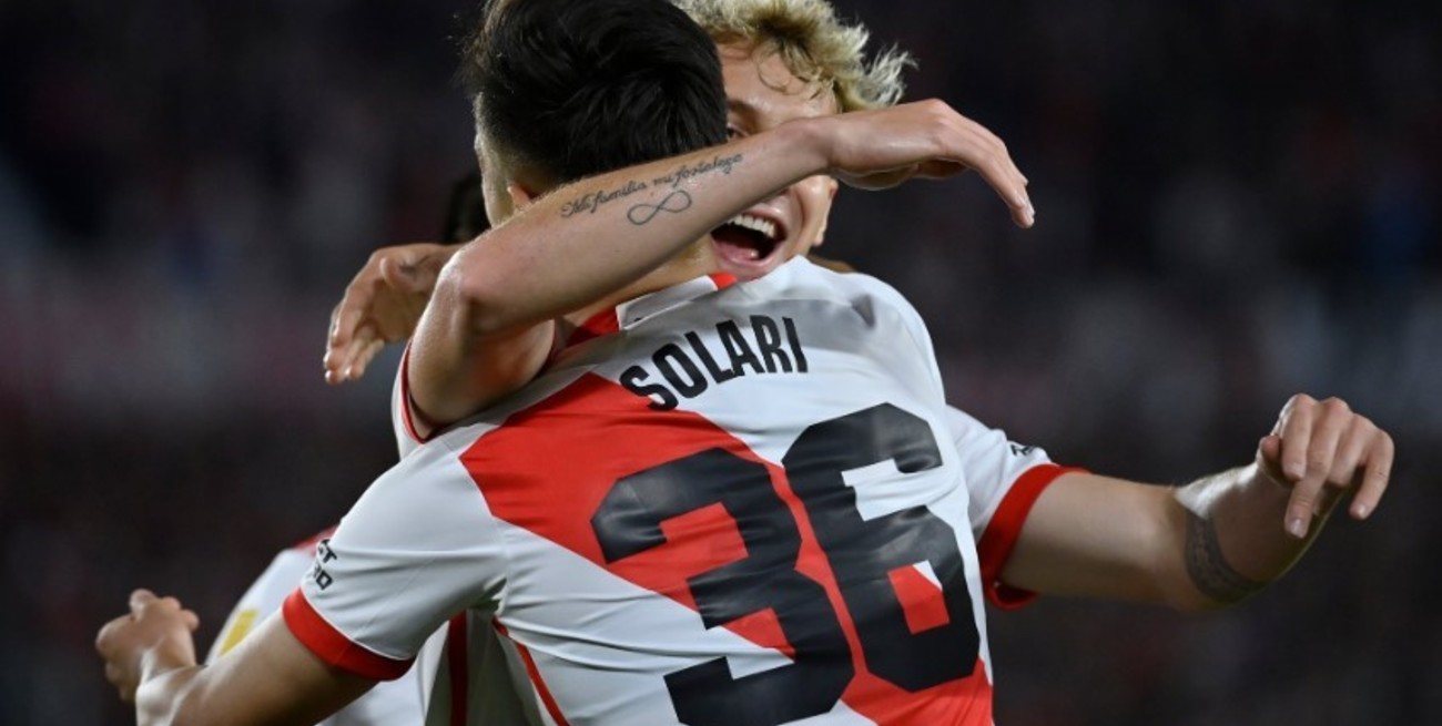 River goleó a Independiente y alcanzó la punta
