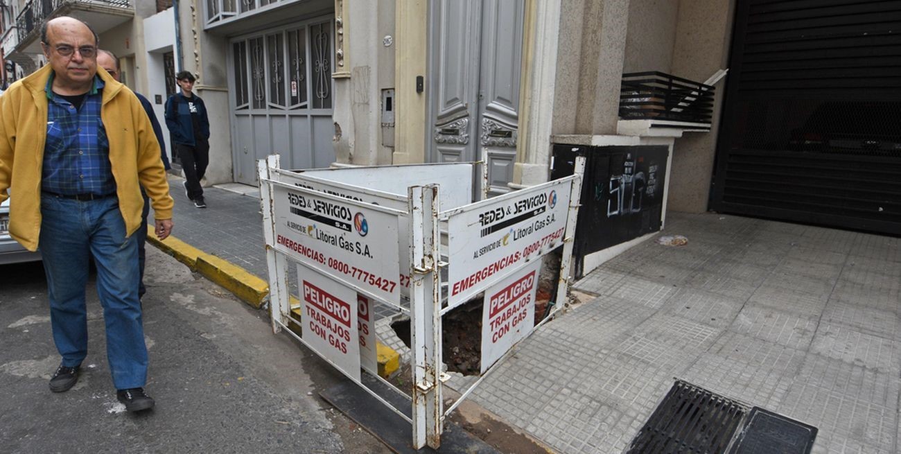 Reclamo de vecinos del microcentro por un pozo que impide el tránsito normal por la vereda