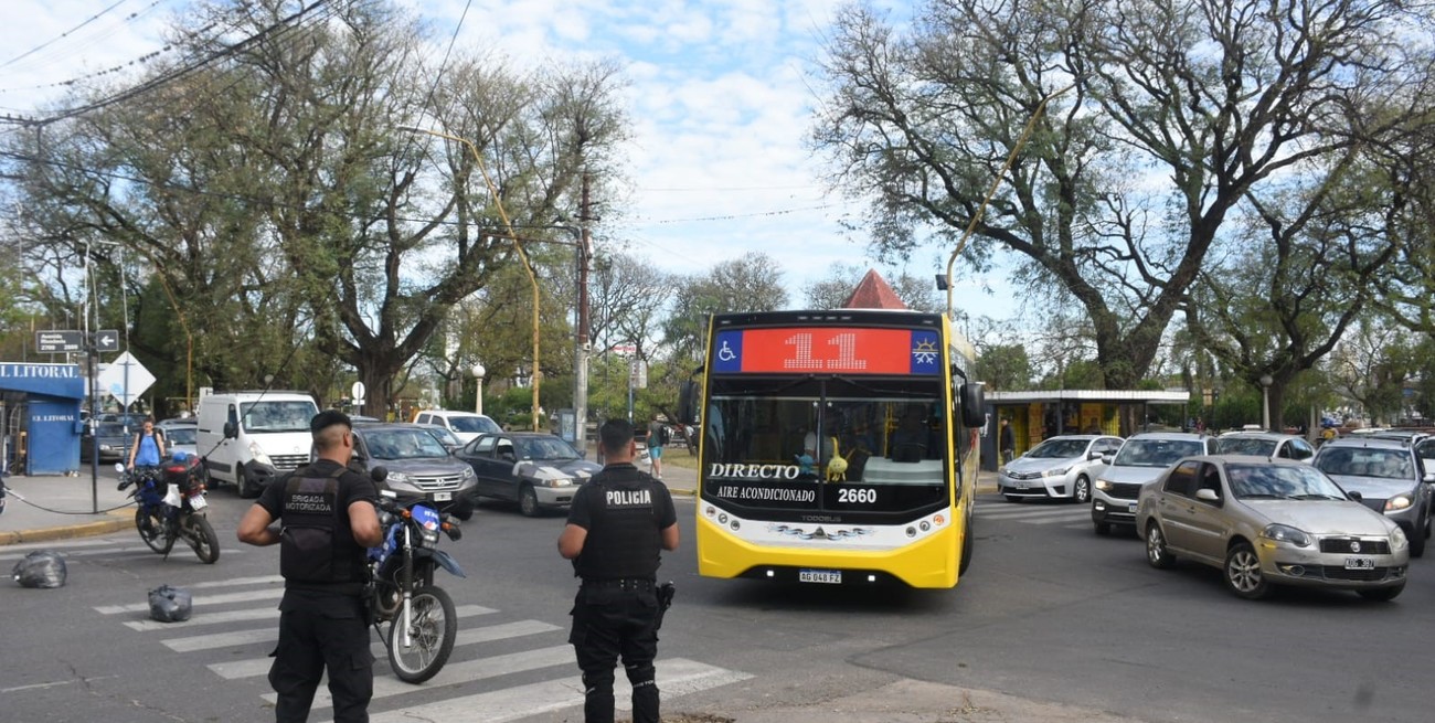 Caos vehicular: la esquina de Rivadavia y La Rioja colapsada por un cable colgando