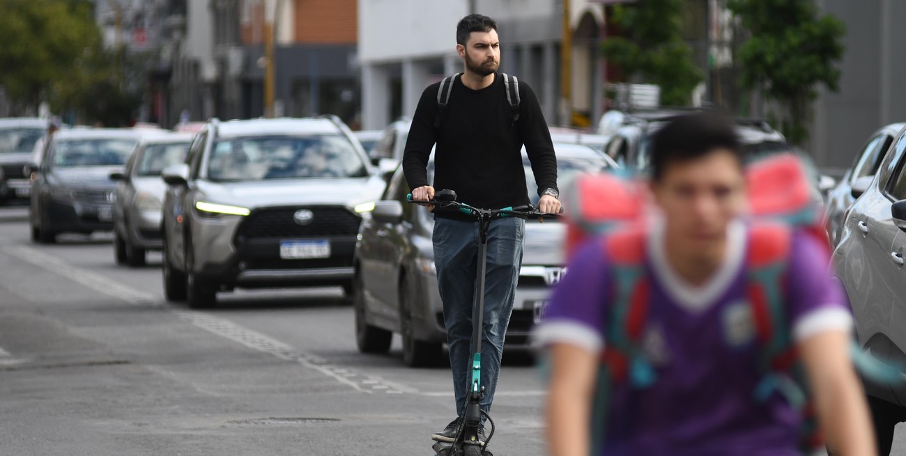 El boom de monopatines en Santa Fe: hay uno cada 40 bicis, pero se respeta poco la norma