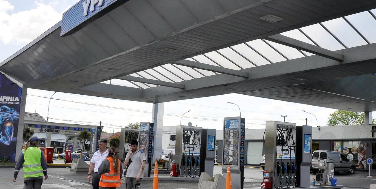 Escasez de combustibles: a qué se debe y por qué podría extenderse por varias semanas