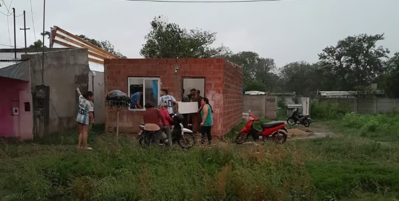 Venado Tuerto: la lluvia y el fuerte viento ocasionaron voladura de techos, caída de árboles y familias evacuadas