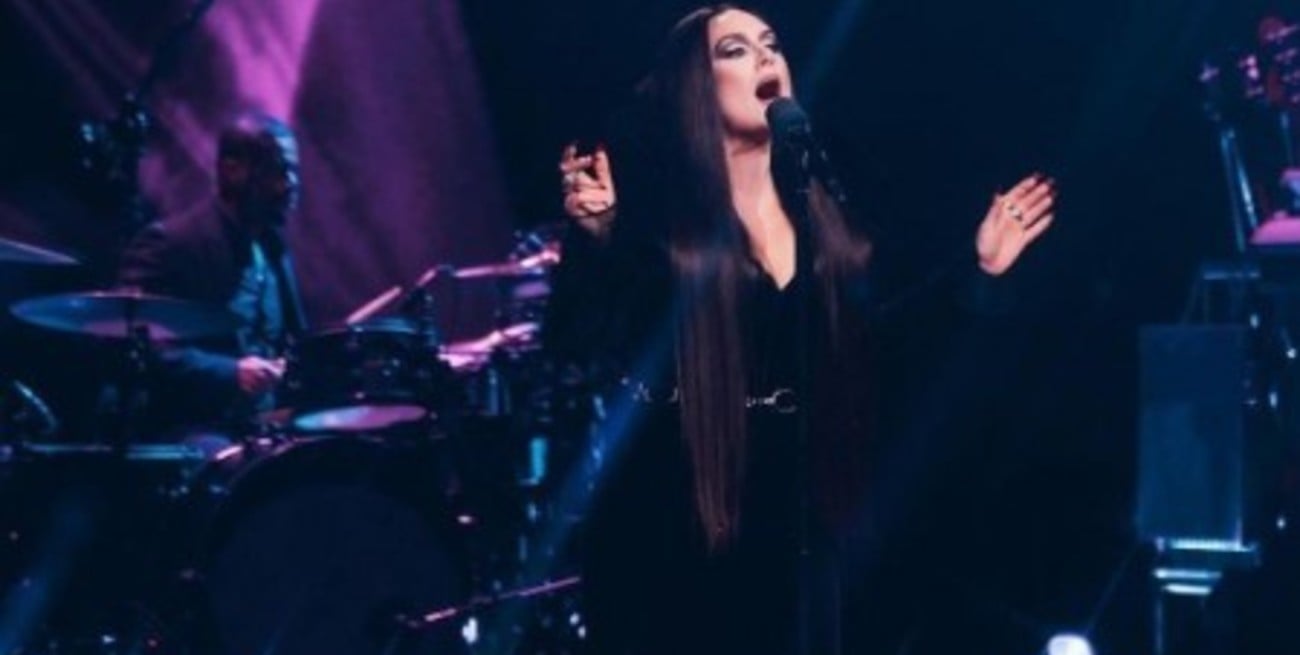 Modo Halloween: Adele se presentó a su show disfrazada de Morticia Addams