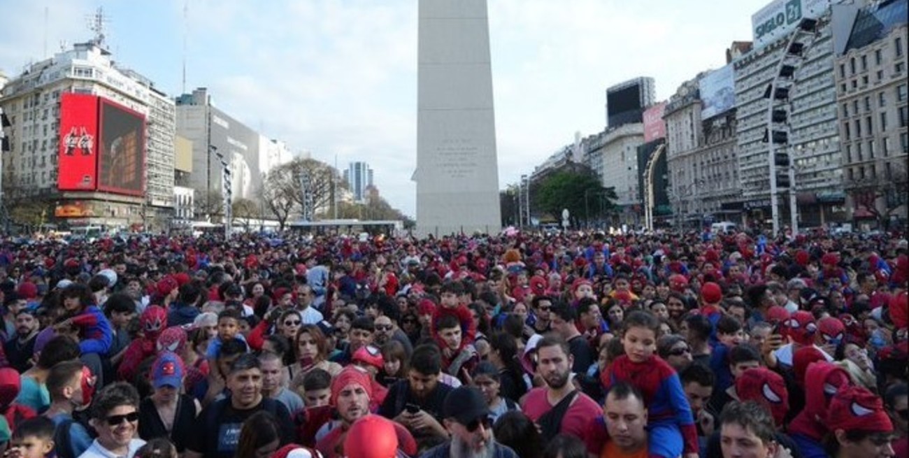 Se enganchó hasta Julián Álvarez: miles de argentinos disfrazados de Spiderman se juntaron en el Obelisco