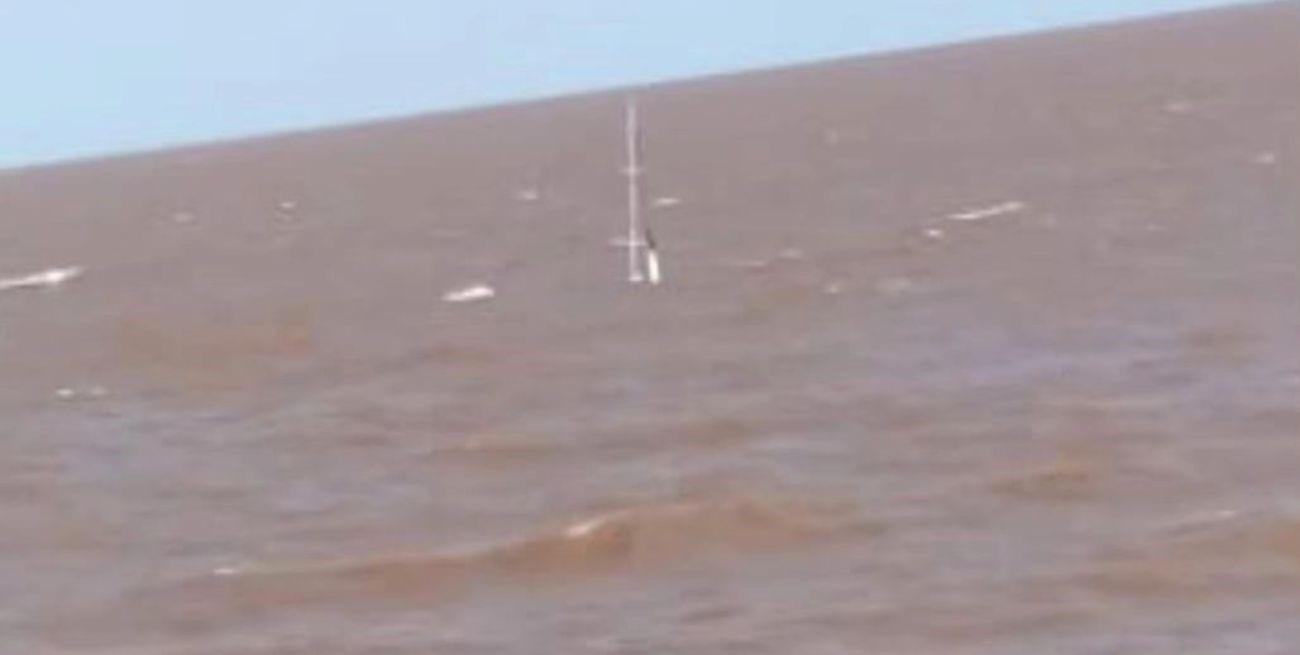 Video: el impresionante rescate de los 12 tripulantes del velero que se hundió en el Río de la Plata