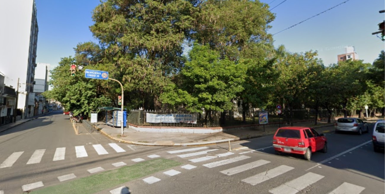 Atropelló a dos motociclistas en Urquiza y Mendoza y se dio a la fuga