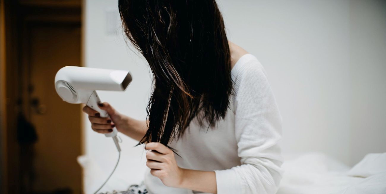 Dormir con el pelo mojado: un mal hábito a evitar