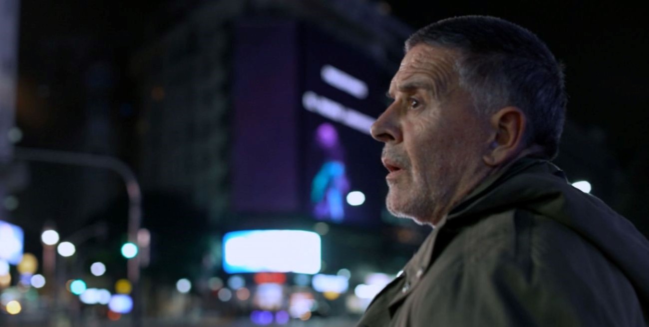 Mauricio Minotti trae "El insomne", con Osvaldo Laport