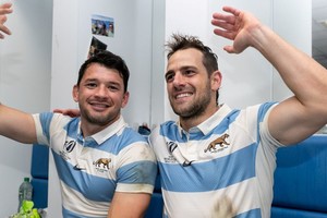 Lautaro Bazán Vélez y Nicolás Sánchez. La pareja de medios que fue la opción de "refresco" para Los Pumas en Francia, será parte de los Barbarians ante Gales. Crédito: Prensa UAR.