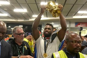 Siya Kolisi levanta la Webb Ellis en el aeropuerto. Crédito: https://www.citizen.co.za/