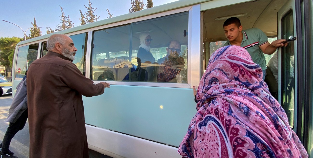 Otro grupo de extranjeros es evacuado desde la Franja de Gaza a Egipto