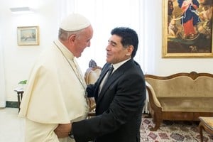La imagen del encuentro entre Francisco y Maradona.