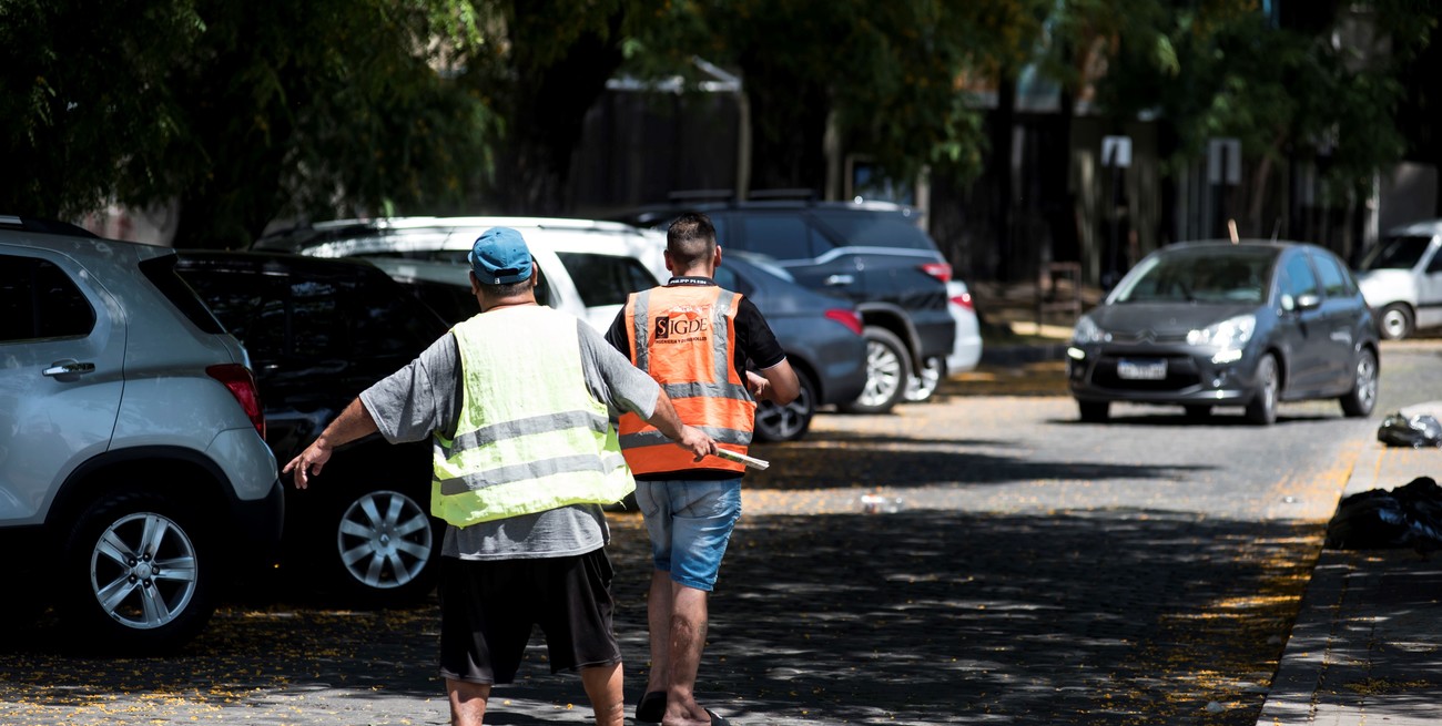 Cuidacoches en Rosario: un proyecto "innovador" y polémico que busca luz verde en el Concejo
