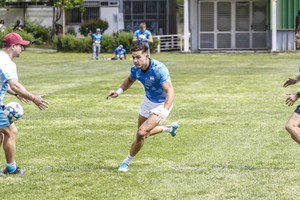 Marcos Moneta, intenta sortear la "marca" de Juan Galarraga (PF) y Santiago Gómez Cora. Crédito: Prensa UAR.