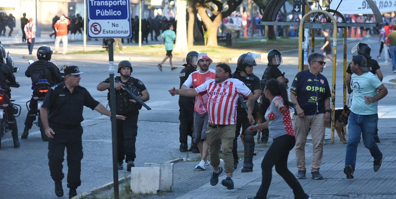Fuerte enfrentamiento entre hinchas y la policía tras el empate de Unión