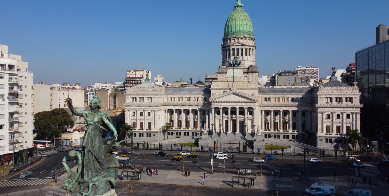 La lista de empresas "a privatizar" incluye a LT10, la radio de la Universidad Nacional del Litoral