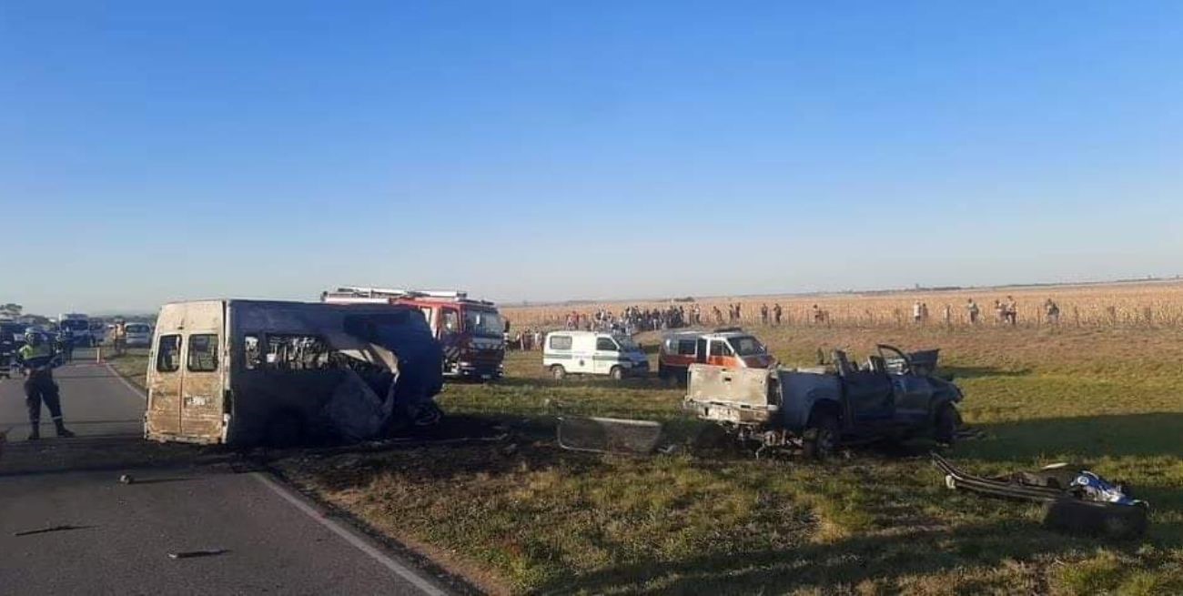 Una combi con futbolistas chocó de frente con una camioneta en Córdoba: hay cinco muertos