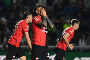 Colón cayó ante Banfield en condición de visitante y volvió a quedar en zona de descenso. Crédito: Télam