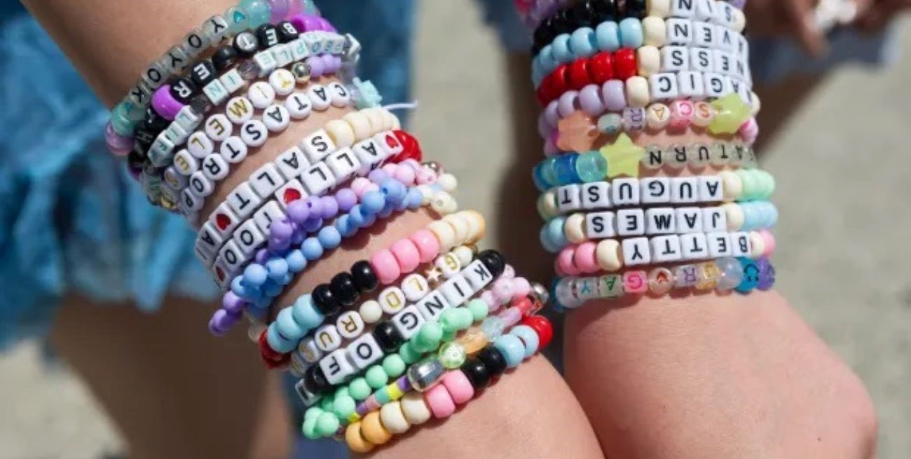 Qué son las "friendship bracelets", las pulseras de las fans de Taylor Swift, que se verán en su concierto