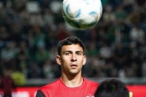 Meza realizando los ejercicios precompetitivos antes del cruce contra Banfield. Créditos: Agustín Guzmán