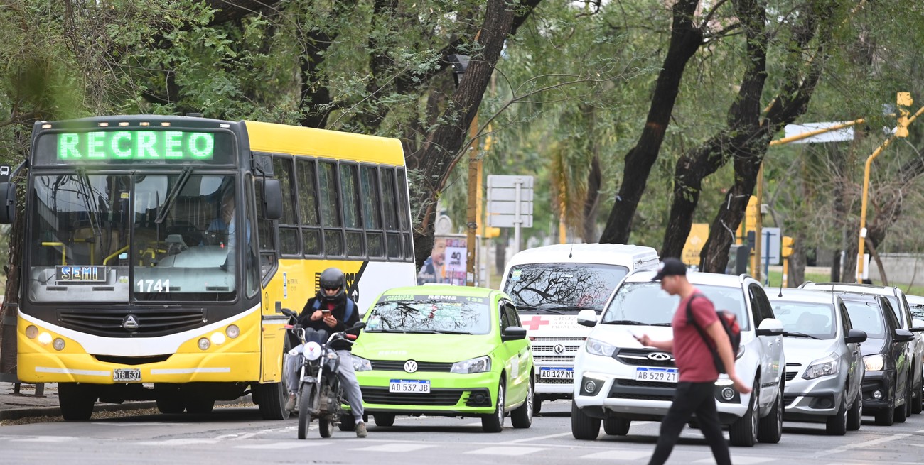 En Santa Fe imperan los autos, pero crecen los peatones y ciclistas: cómo se "mueve" la ciudad