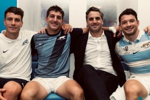 "Cosa de medios". Pichot (con vestimenta formal) junto a los tres medio scrum de Los Pumas en el Mundial de Francia: Gonzalo Bertranou, Tomás Cubelli y Lautaro Bazán Vélez. Crédito: Prensa UAR.
