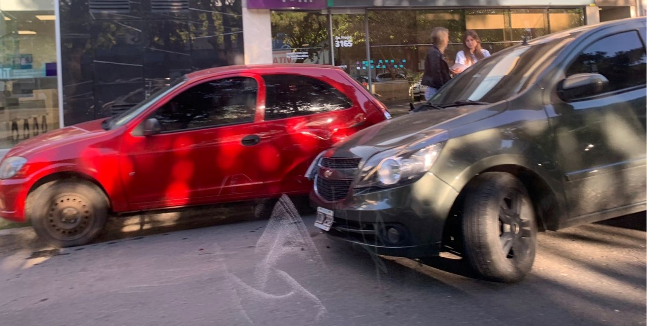 Fuerte choque en avenida Freyre y Junín entre dos autos con un conductor fugado