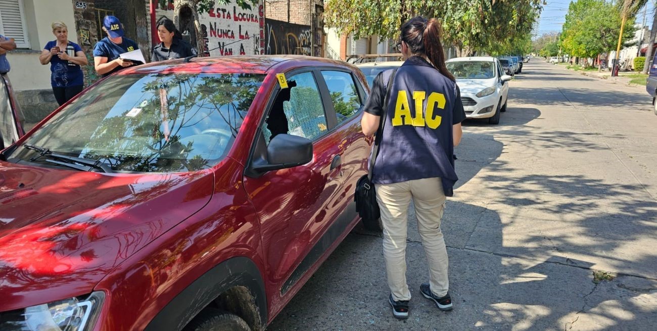 Dejó su auto estacionado y lo encontró baleado