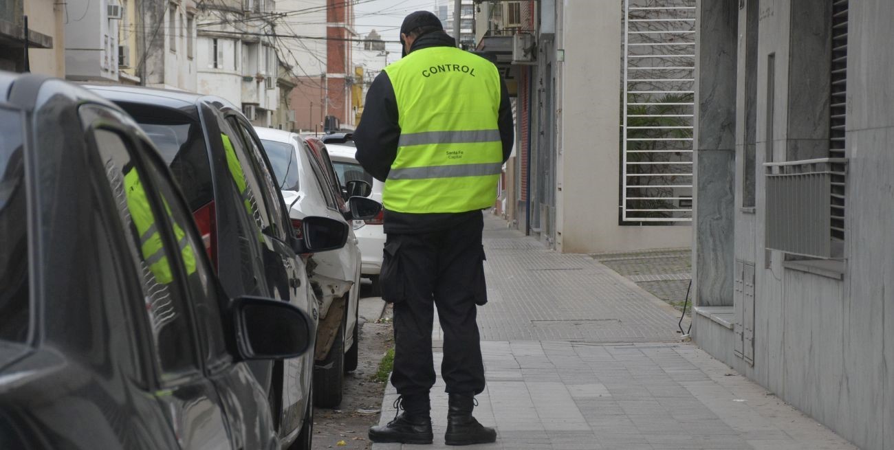 Enojado porque le hacían una multa, un hombre "trompeó" a un inspector municipal y robó su celular