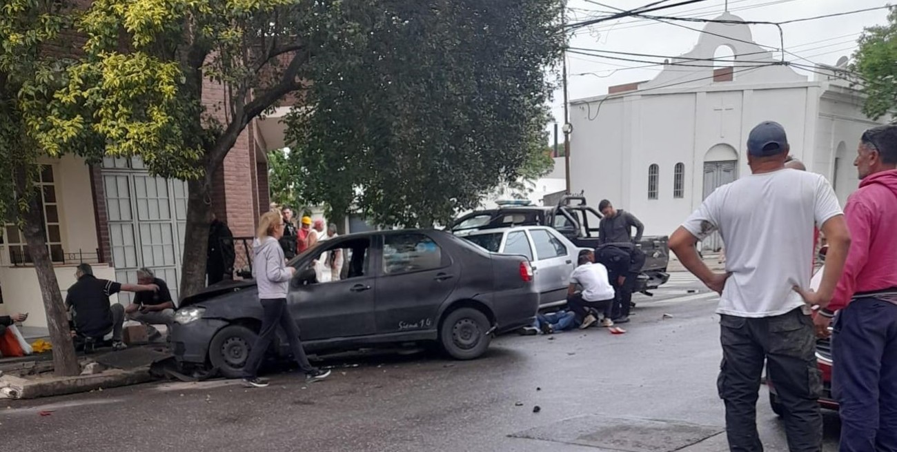 Un patrullero y un taxi colisionaron en barrio Candioti: un herido grave y varios lesionados
