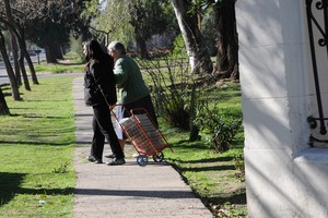 En un radio de cinco cuadras, muchas personas resuelven todas o la mayoría de sus responsabilidades cotidianas, como estudiar, trabajar o salir a hacer los mandados. Se denomina micromovilidad barrial. Archivo El Litoral / Flavio Raina