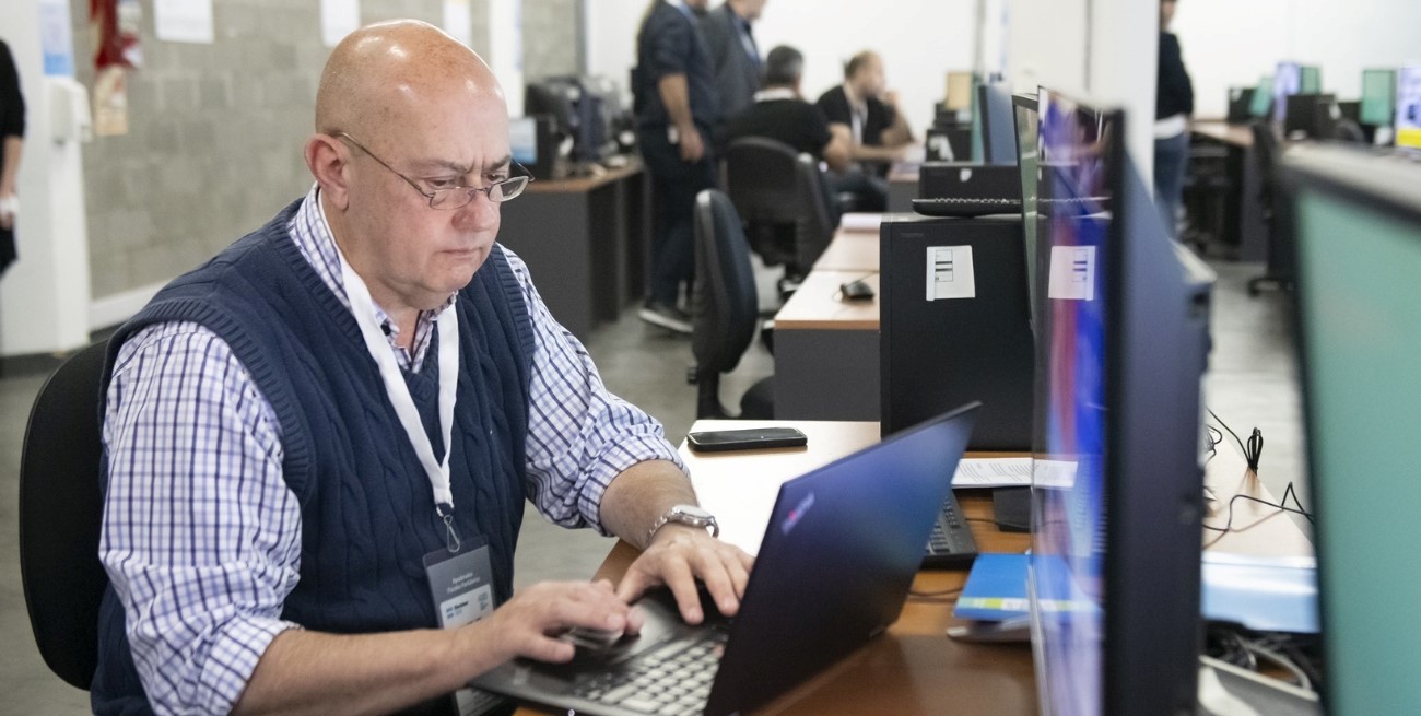 La Dirección Nacional Electoral realizó la prueba general de recuento de votos para el balotaje