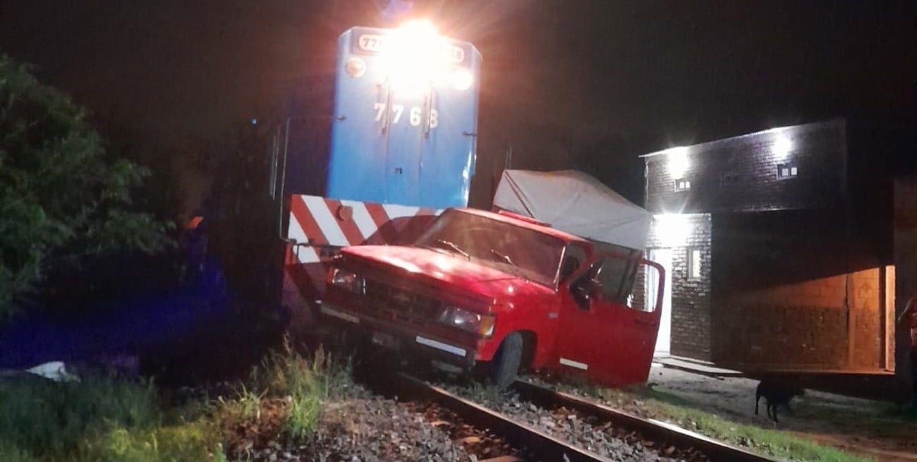 Una locomotora impactó contra una camioneta en la ciudad de Coronda