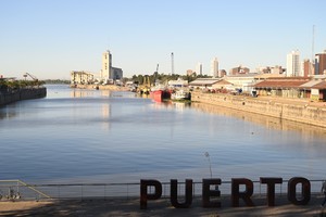 La mira de las nuevas autoridades está puesta en los entes portuarios de Santa Fe (foto) y Rosario y en los aeropuertos de Sauce Viejo y de Fisherton. Crédito: Flavio Raina
