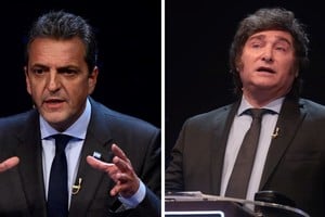 El juego de los opuestos se vio también en el manejo de los espacios. Milei permaneció detrás de su atril; Massa aprovechó la novedad que introdujo el último debate e hizo su presentación y cierre en movimiento. Crédito: Reuters / NA