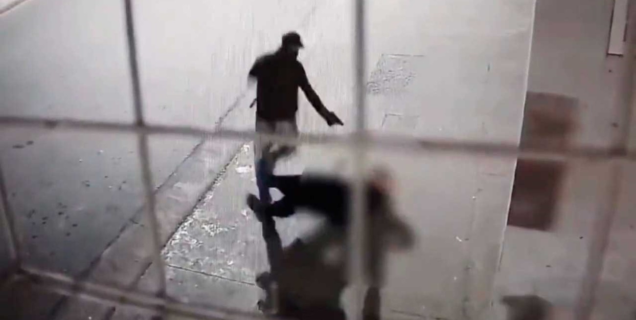 Se conoció el video del ataque sicario en el hospital rosarino que dejó un policía muerto