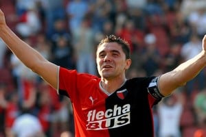 Bichi ante unos de los goles más insólitos de su carrera.  Foto: Mauricio Garín / Archivo