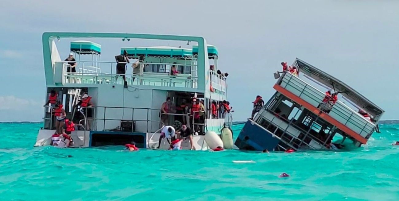 Desesperante video: una mujer captó el momento en que un barco con 144 pasajeros se hunde