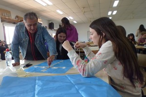 Imagen que refleja el trabajo de armado de los barriletes en el aula. Adhesivos, hilos, piolines, papeles de colores, lienzos para las colas, ataduras y demás.