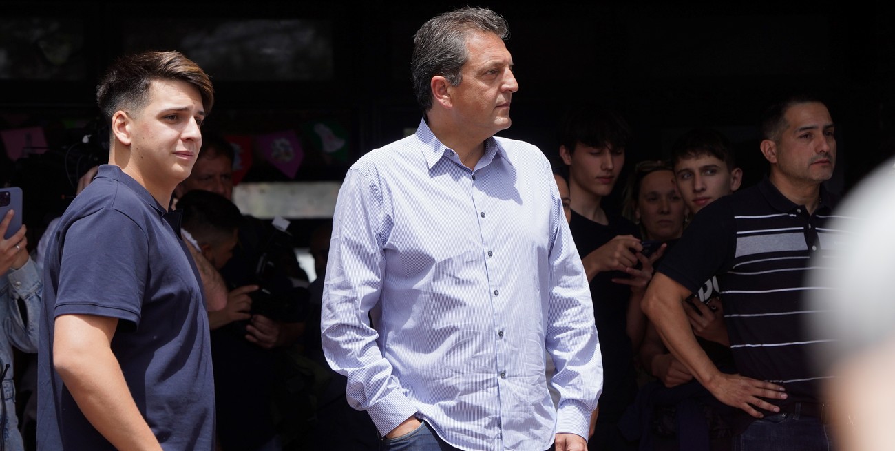 Con un tumulto de gente esperándolo y junto a su familia, votó Sergio Massa