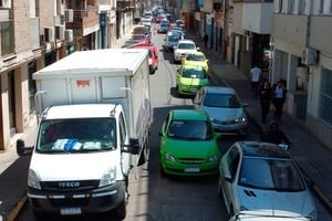 Ante la falta de controles estrictos, una de las inconductas que ganó terreno en los últimos años es el estacionamiento en las manos prohibidas, lo cual genera embotellamientos. Foto: Luis Cetraro