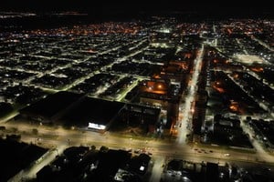 La iluminación led llegó a las calles del barrio Las Flores. El contraste es notable con los patios interiores de las torres. Foto: Fernando Nicola