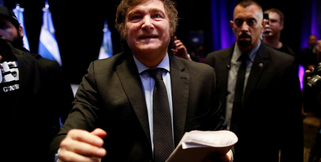 Primeros anuncios de Milei: privatizar YPF y todos los medios públicos