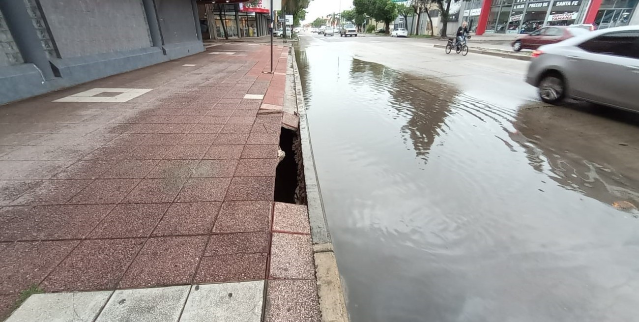 Aguas Santafesinas detectó por qué se volvió a hundir el pavimento frente a Unión