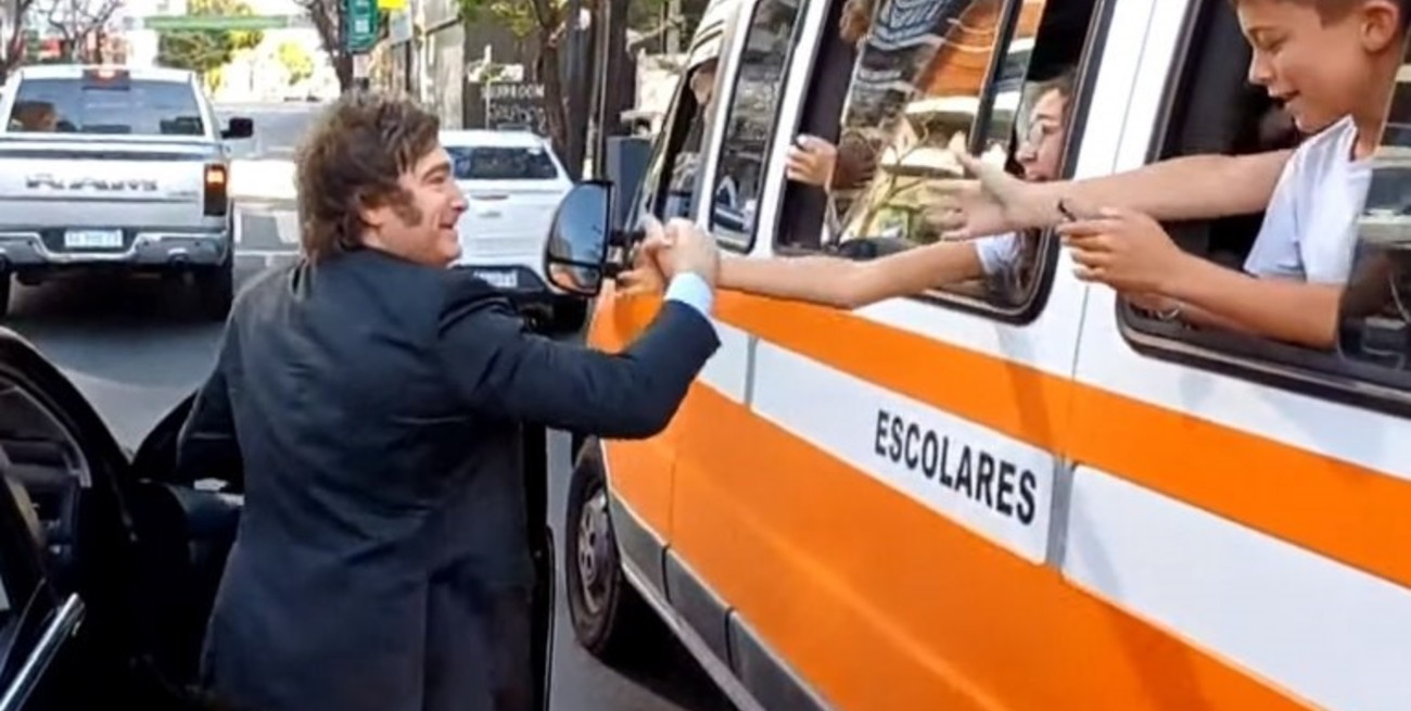 Video: Milei saludó a chicos de un transporte escolar mientras iba a la reunión con Fernández