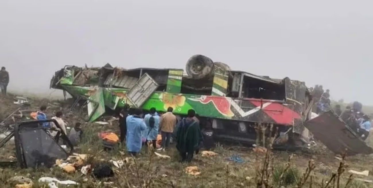 En Perú un colectivo cayó por un barranco, hay al menos 23 muertos