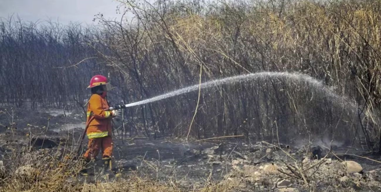 Alerta por incendios forestales en tres provincias y un foco de alerta en San Luis