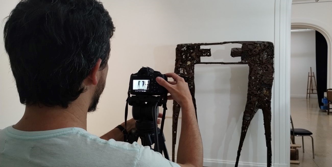 Sesión fotográfica abierta al público de una obra de arte