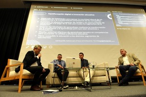 Martín De Palma, rector de la UCSF; Eduardo Donnet, decano de UTN Santa Fe; y Alejandro Trombert, director de Posgrado de la UNL, dialogaron sobre educación y nuevas tecnologías. Crédito: Guillermo Di Salvatore